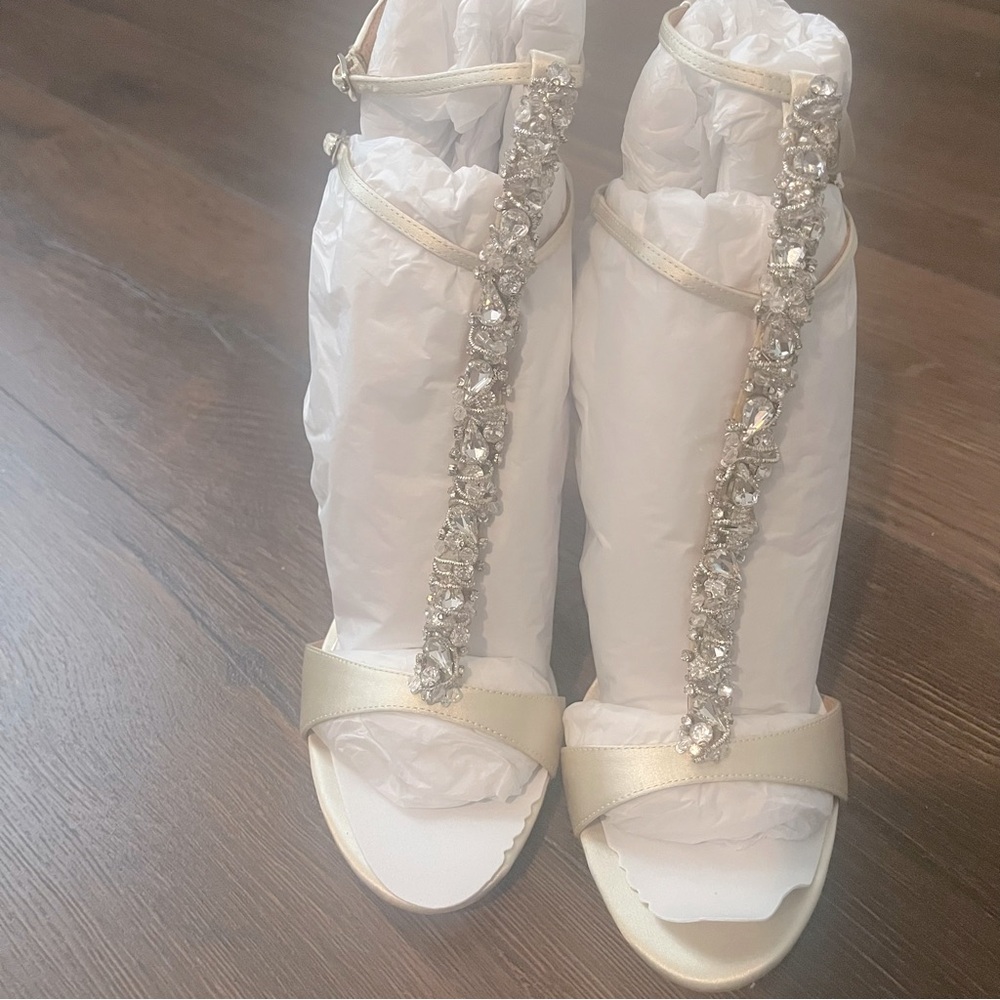 Badgley Mischka Gold Embellished Women's Sandals 9 - Picture 2 of 6